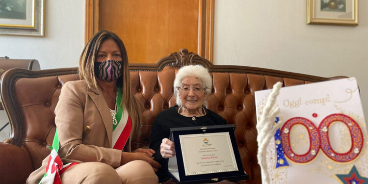 Oristano, La neocentenaria Adelina Pinna con l’Assessore Maria Bonaria Zedda