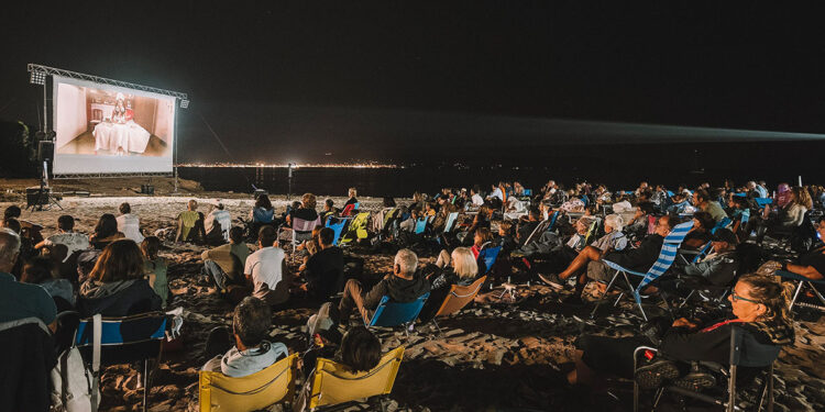 Proiezione spiaggia al festival “Cinema delle Terre del Mare” di Alghero