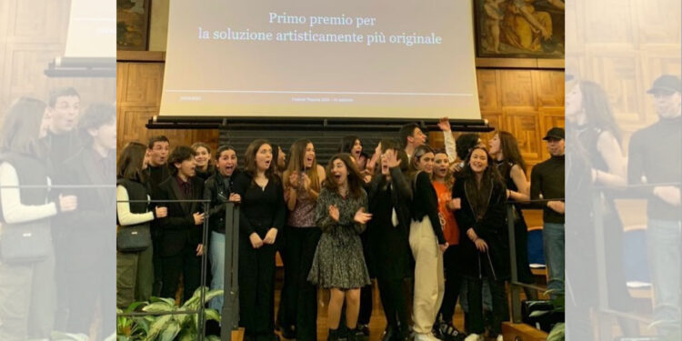 Gli studenti del Liceo Azuni esultano sul palcoscenico del Festival Thauma di Milano dopo la proclamazione della vittoria