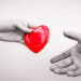 Donazione cuore mani. 📷 Depositphotos
