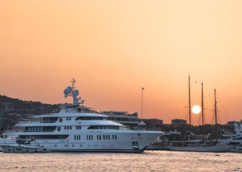 Yacht di lusso ormeggiato a Porto Cervo. ? Depositphotos