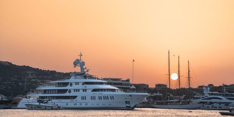 Yacht di lusso ormeggiato a Porto Cervo. ? Depositphotos