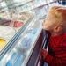 Bambino in gelateria. 📷 Depositphotos