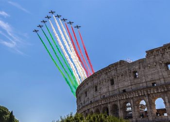 Le Frecce Tricolori sorvolano il Colosseo per celebrare la Festa della Repubblica. 📷 Depositphotos