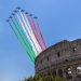 Le Frecce Tricolori sorvolano il Colosseo per celebrare la Festa della Repubblica. 📷 Depositphotos