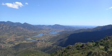 Il Rio Posada e il Lago di Torpè visti dal territorio di Lodè. 📷 Facebook Parco di Tepilora