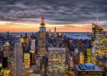 Skyline di New York al tramonto. 📷 Depositphotos