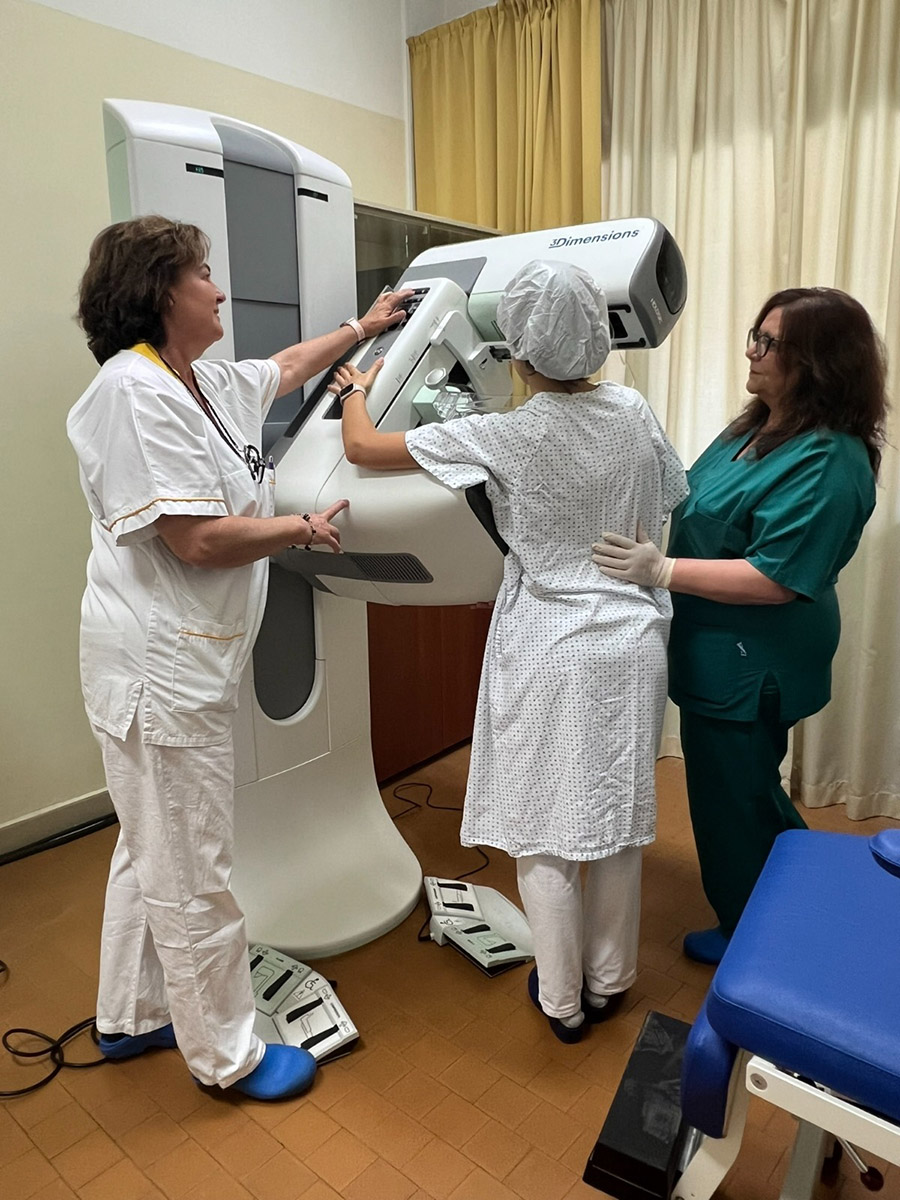 Aou Sassari, paziente mentre esegue mammografia con Mdc