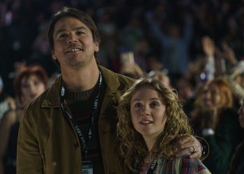 Josh Hartnett e Ariel Donoghue in “Trap”. ? Sabrina Lantos © 2024 Warner Bros. Entertainment Inc. All Rights Reserved.