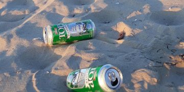 Lattine abbandonate in spiaggia