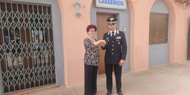 L’assessora Tiziana Cogoni e il Maresciallo Capo Stefano Pais all’inaugurazione del Comando Carabinieri Stazione Temporanea di Flumini