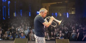 Time in Jazz 2023. Paolo Fresu sul palco di Piazza del Popolo a Berchidda. 📷 Paolo Soriani