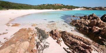 Isola di Budelli, Spiaggia Rosa. 📷 Depositphotos