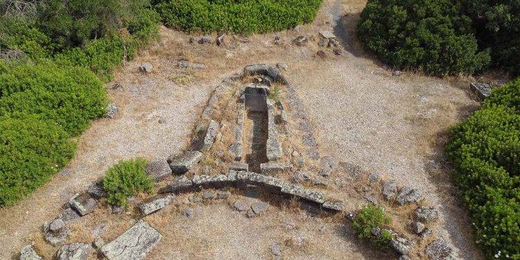 Tomba dei giganti e nuraghe Iloi a Sedilo. 📷 Depositphotos