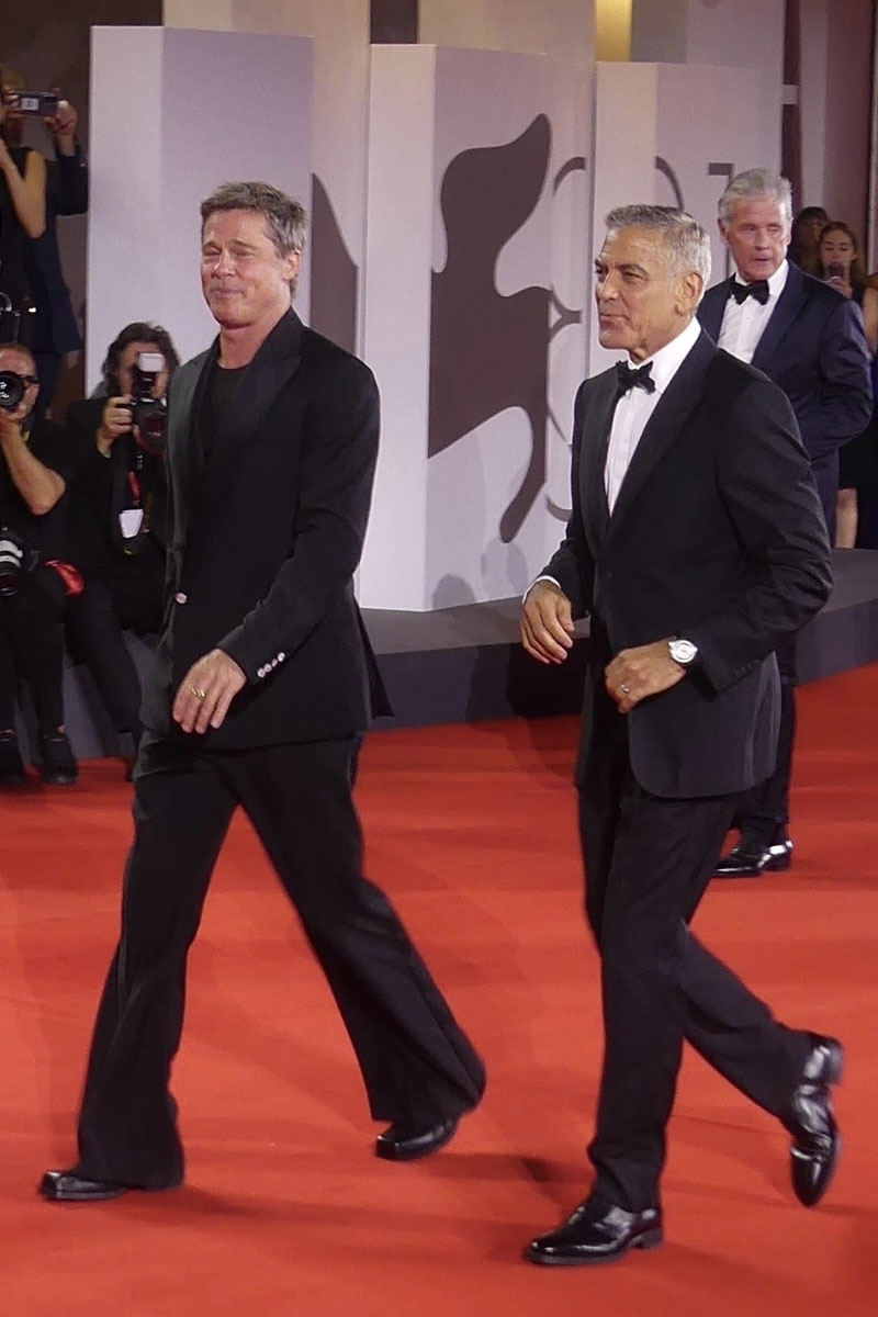 George Clooney e Brad Pitt sul red carpet dell’81ª Mostra Internazionale d’Arte cinematografica di Venezia. 📷 Depositphotos