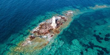 Il Faro di Mangiabarche a Calasetta. 📷 Depositphotos