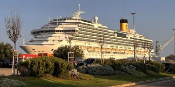 La Costa Pacifica attracca a Porto Torres