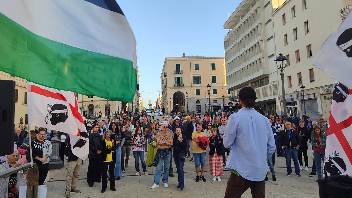 "Una penna al vento" flashmob Pratobello 24 a Sassari